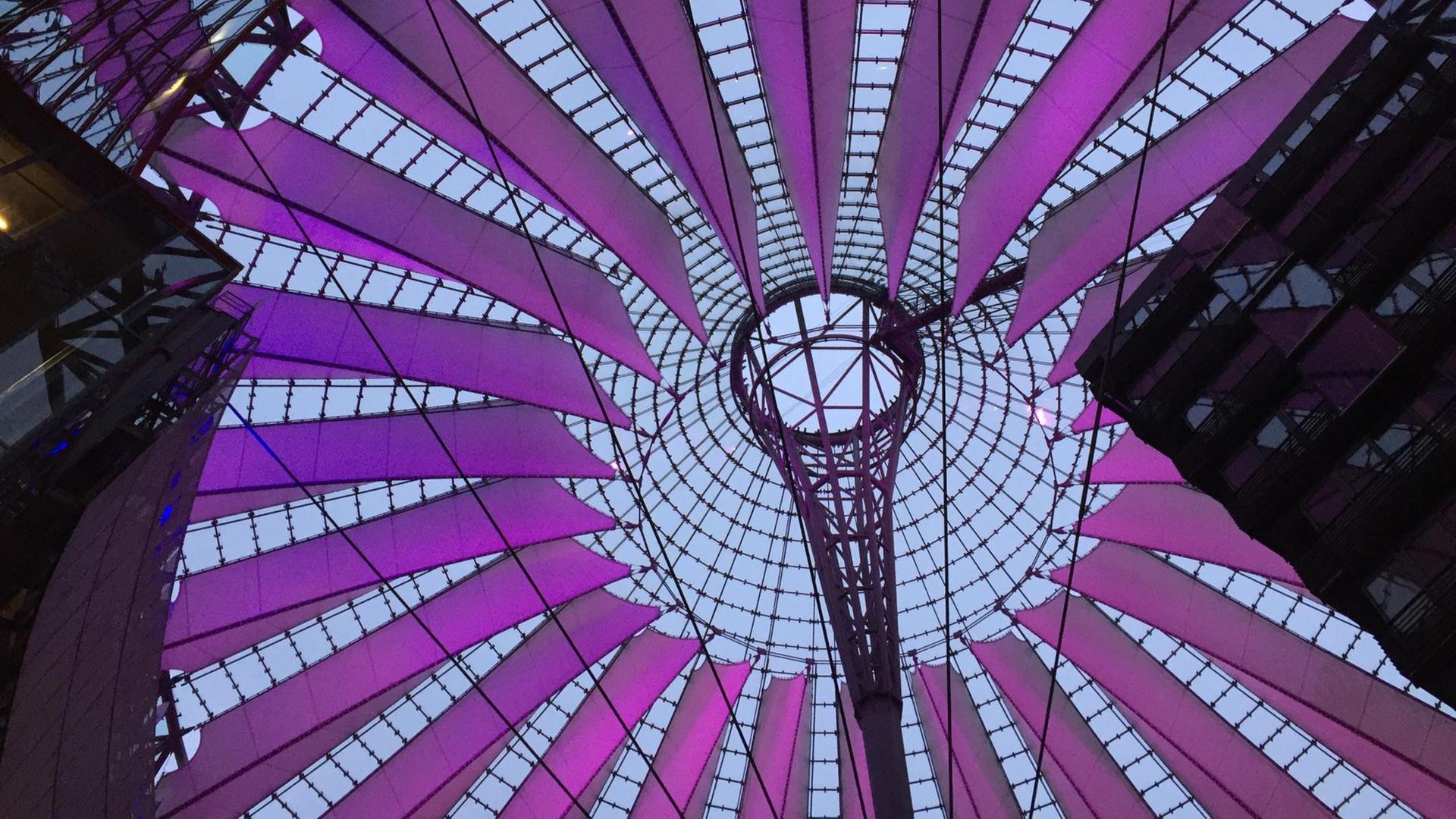 Über dem Potsdamer Platz schwebt ein dichtes Netz