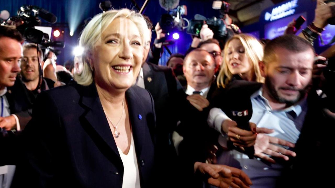 Marine Le Pen mit Unterstützern und Reportern am Wahlabend in Henin-Beaumont
