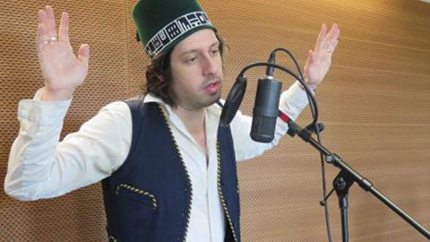 Der US-amerikanische Sänger und Songwriter Adam Green präsentiert einen Song im Studio von Deutschlandradio Kultur