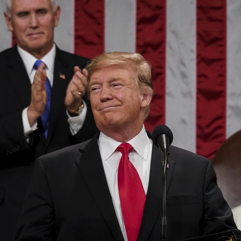 US-Präsident Donald Trump hält seine Rede zur Lage der Nation vor dem Kongress im Kapitol - im Hintergrund die Demokratin und Vorsitzende des Abgeordnetenhauses, Nancy Pelosi, und Mike Pence, Vizepräsident der USA.