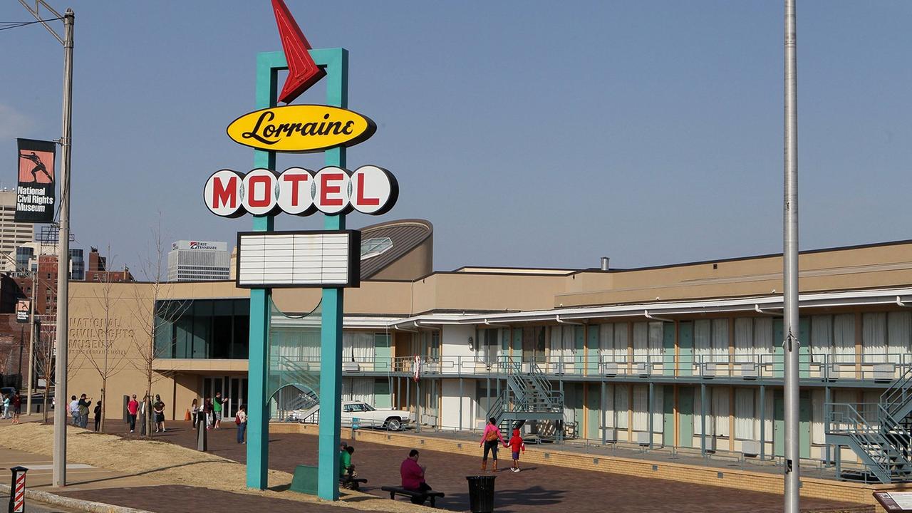 Ein langes flaches Gebäude, davor ein großes Schild, auf dem Lorraine Motel steht.