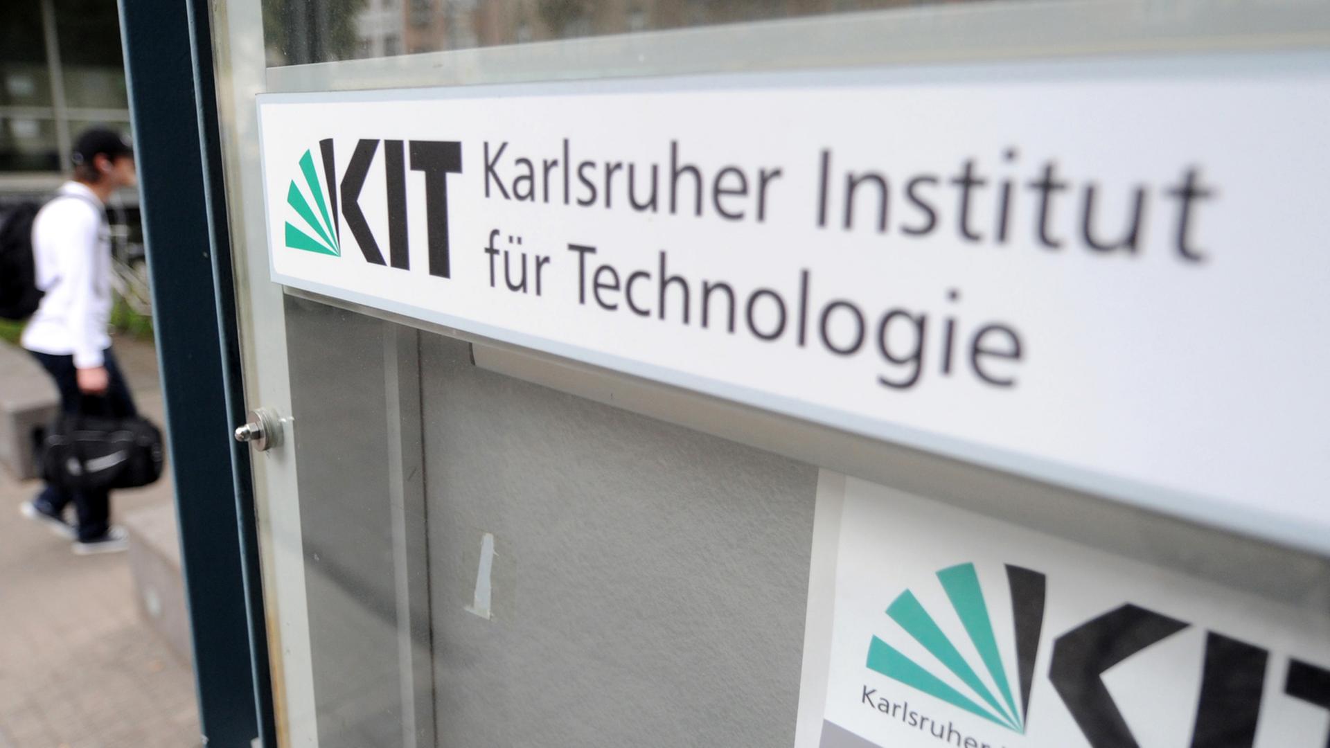 Das Logo des Karlsruher Institut für Technologie (KIT) an einem Eingang der Einrichtung.