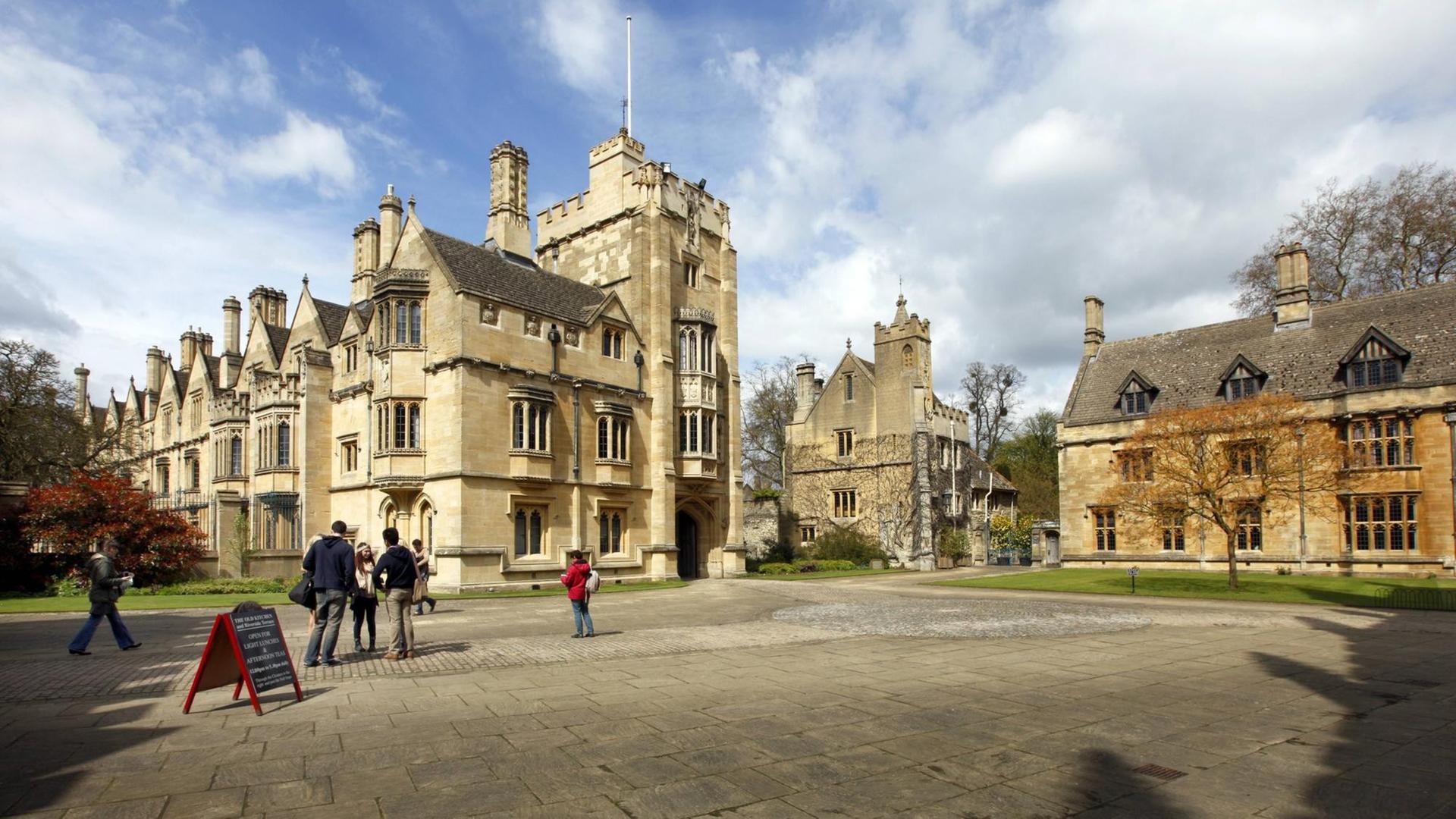 Magdalen College, St. John's Quad Platz - eines von 39 Colleges, die alle unabhängig sind und zusammen die University of Oxford bilden.