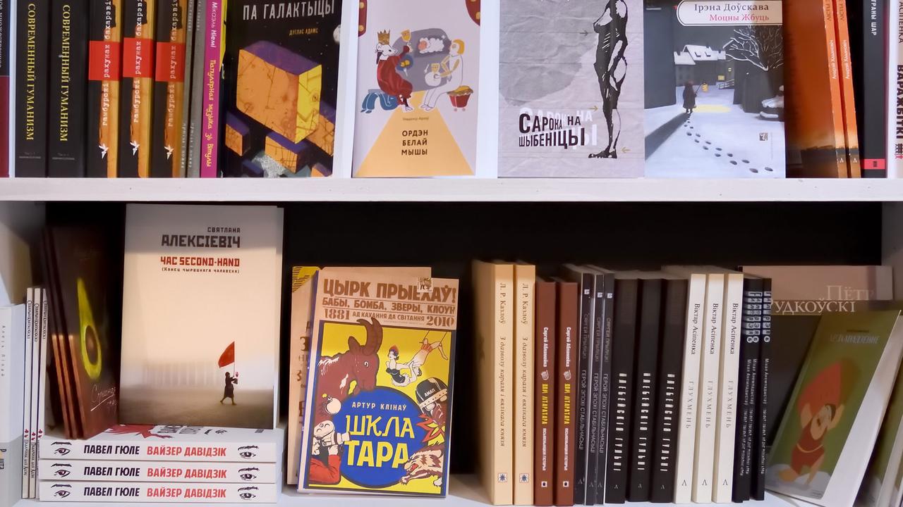 Bücher in der Buchhandlung Lohvinaŭ in Minsk/ Belarus