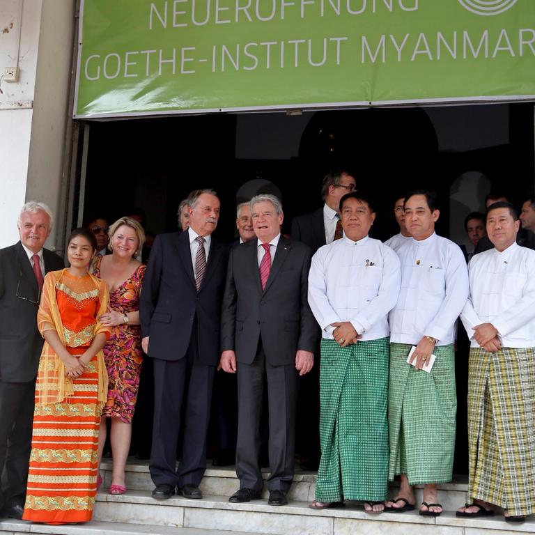 Klaus-Dieter Lehmann mit Bundes-Präsident Gauck vor dem neuen Goethe-Institut in Birma