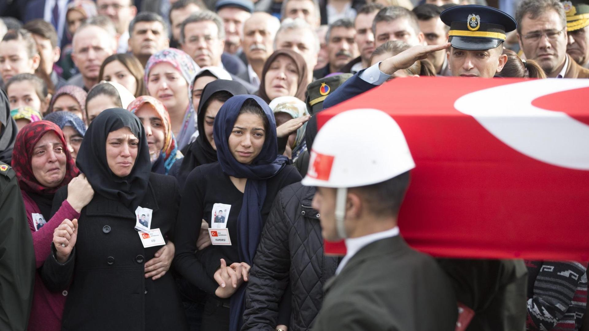 Verwandte trauern um einen der in der türkischen Hauptstadt Ankara getöteten Soldaten, während der Sarg an ihnen vorbeigetragen wird.