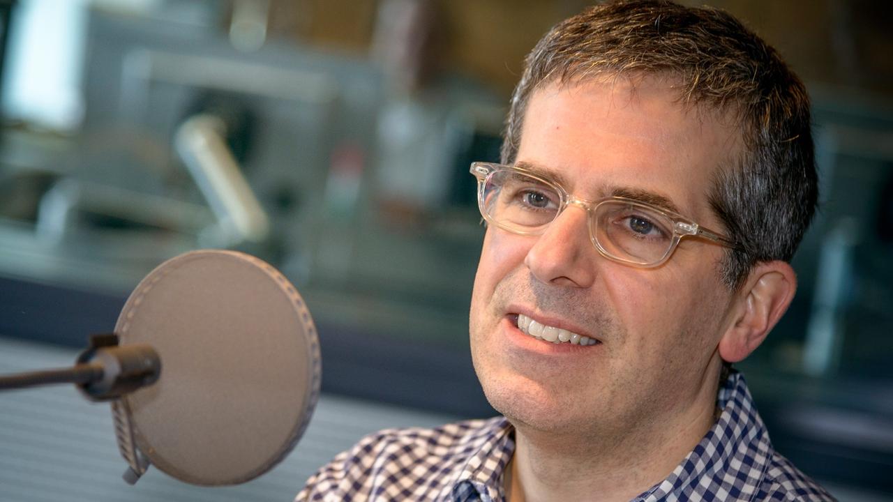 Jonathan Lethem, US-Autor des Buchs "Der Garten der Dissidenten", das von einer zerrissenen amerikanischen Familie handelt, beim Interview im Deutschlandradio Kultur am 5. März 2014.