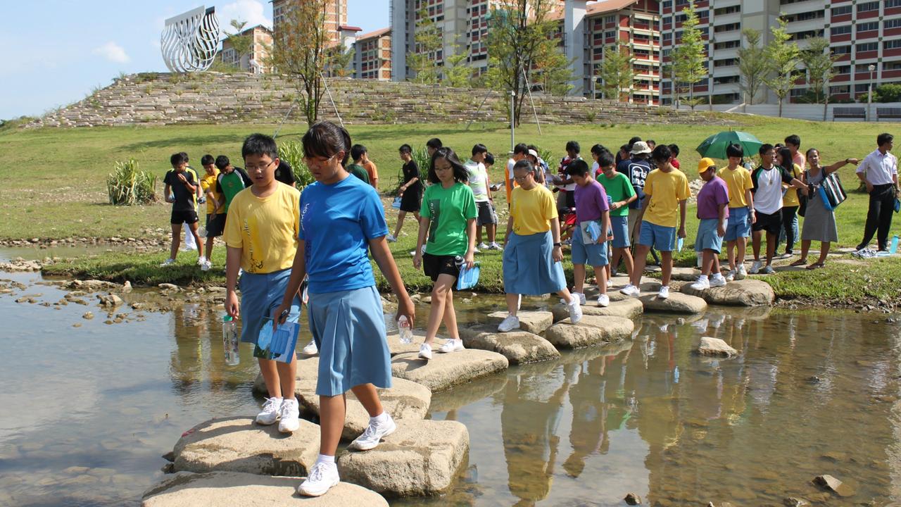 Kinder und Jugendliche aus Singapur am Wasser