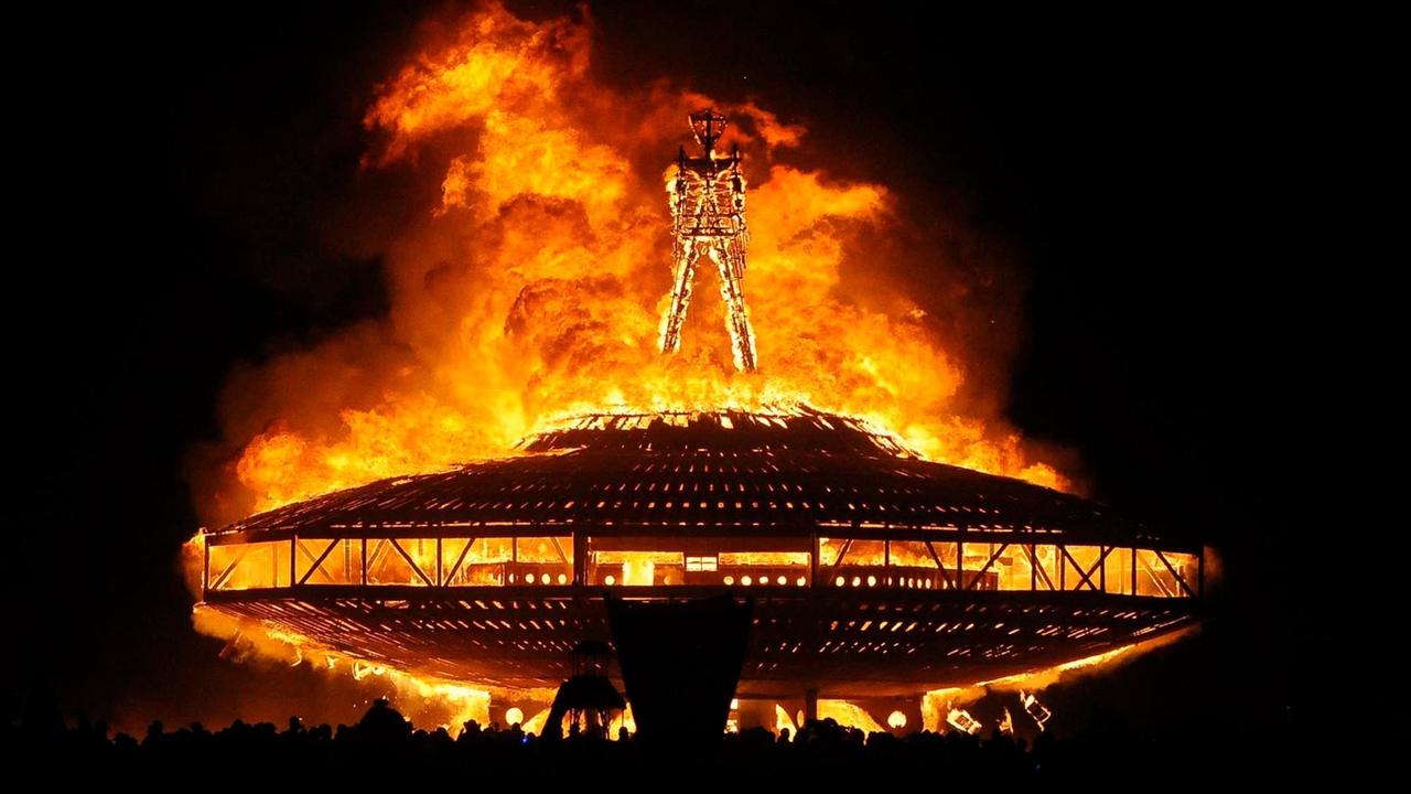 Das Bild zeigt eine brennende Holzfigur auf dem "Burning Man"-Festival im US-Bundesstaat Nevada im Jahr 2013.