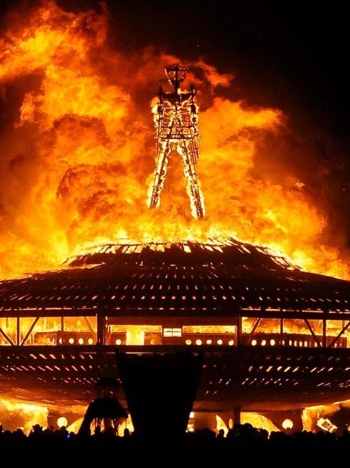 Das Bild zeigt eine brennende Holzfigur auf dem "Burning Man"-Festival im US-Bundesstaat Nevada im Jahr 2013.