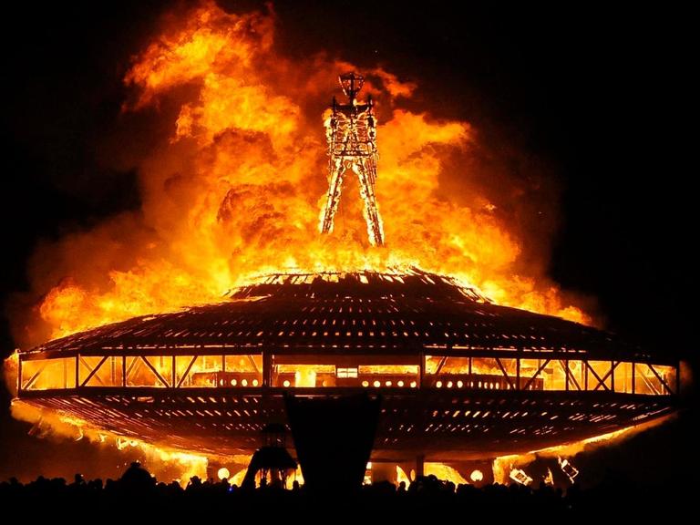 Das Bild zeigt eine brennende Holzfigur auf dem "Burning Man"-Festival im US-Bundesstaat Nevada im Jahr 2013.