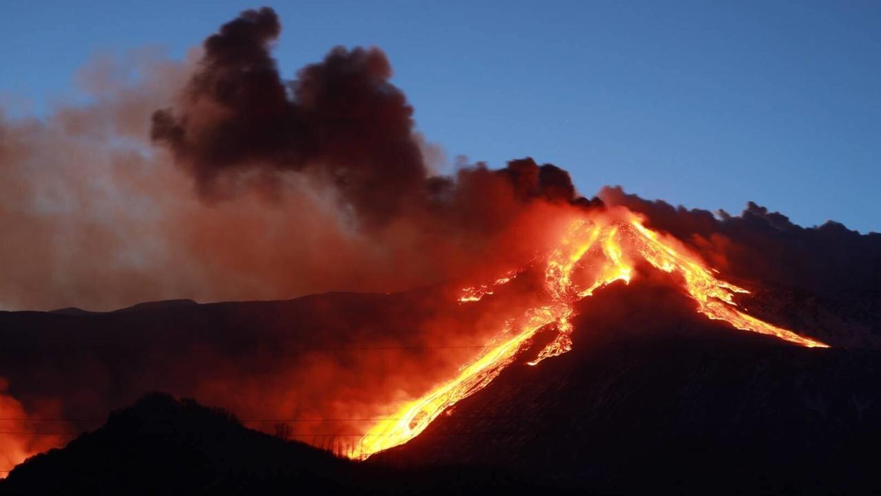 Der Ätna in der Dämmerung mit glühend roter Lava.