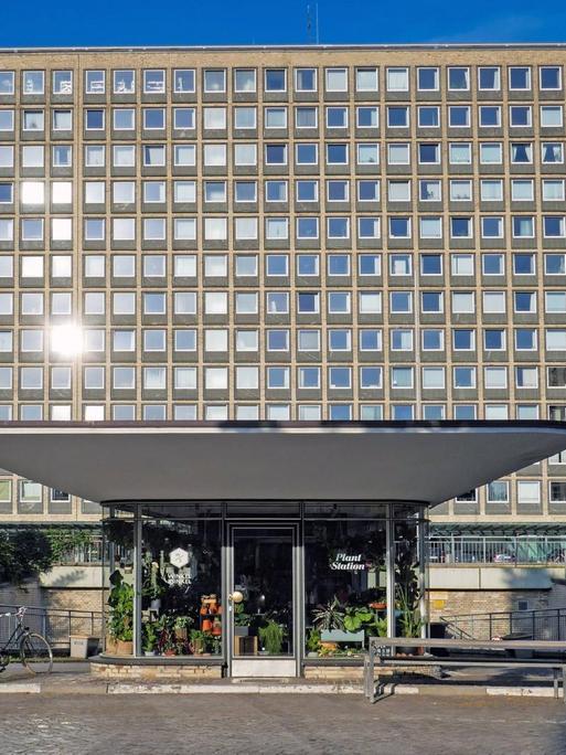 Das Foto zeigt ein Hochhaus der Grindel-Hochhaussiedlung im Hamburger Bezirk Eimsbüttel.