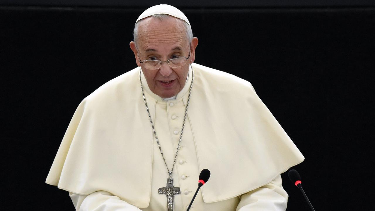 Papst Franziskus kritisiert im EU-Parlament die Flüchtlings-Politik der EU. Papst Franziskus kritisiert im EU-Parlament die Flüchtlings-Politik der EU.