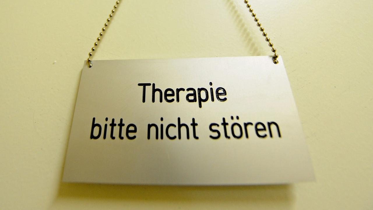 Schild an einem Therapieraum in der Abteilung für Psychotraumatologie im Bundeswehrkrankenhaus in Hamburg. Das Hamburger Bundeswehrkrankenhaus hat sich nach Beginn der Bundeswehr-Auslandseinsätze 1992, auf Trauma-Störungen spezialisiert.