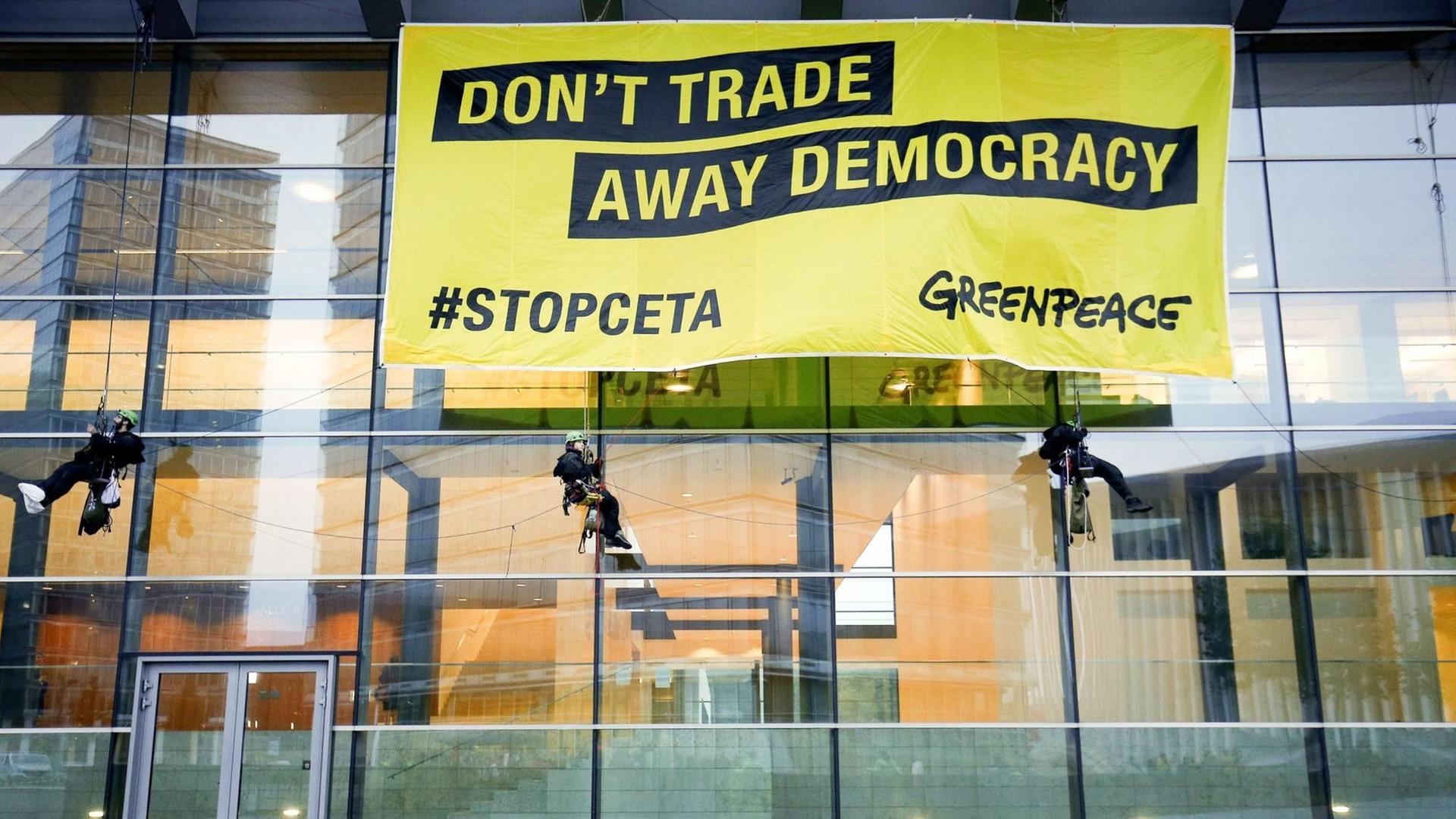 Mitglieder von Greenpeace protestieren am 18. Oktober 2016 in Luxemburg gegen das CETA-Abkommen.
