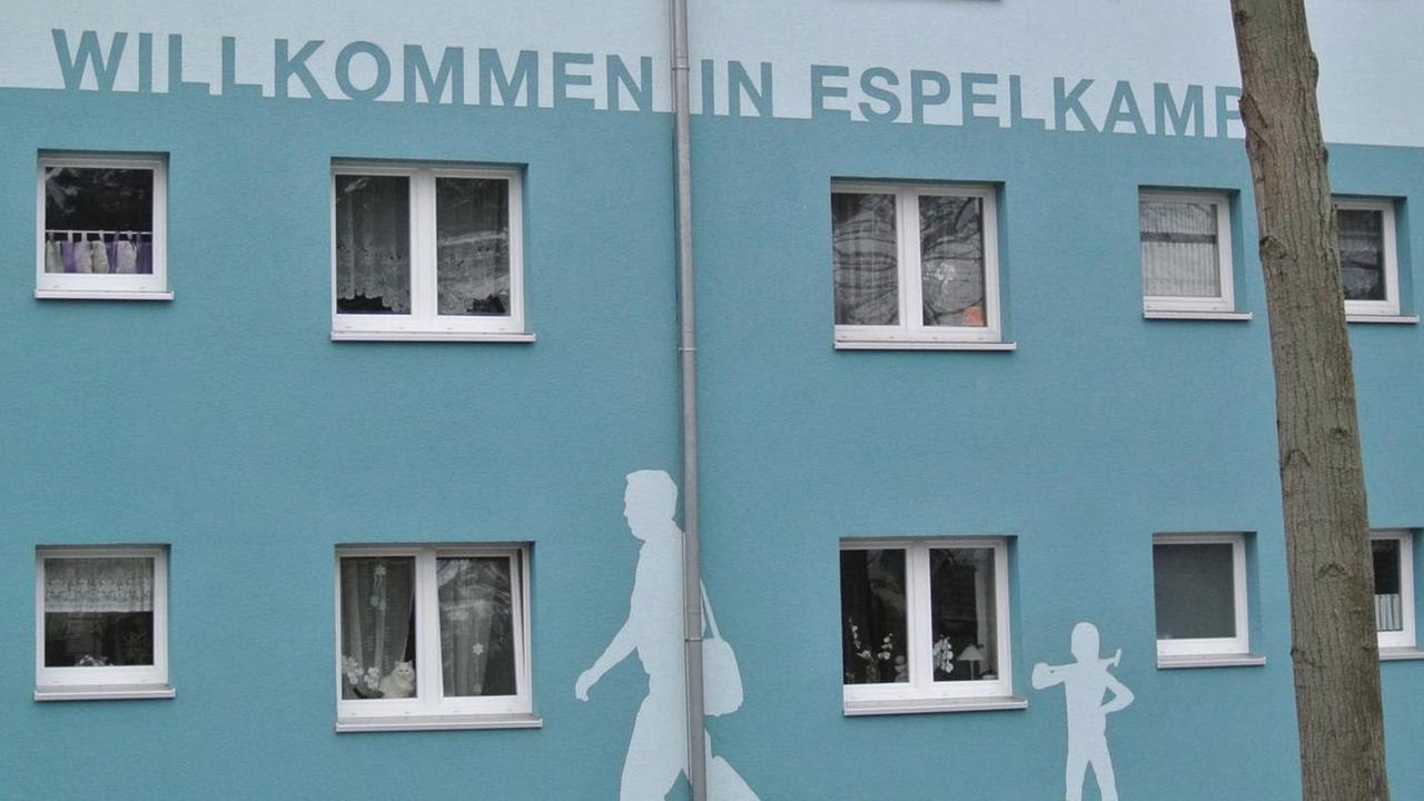 Auf einer Häuserwand steht: Willkommen in Espelkamp.