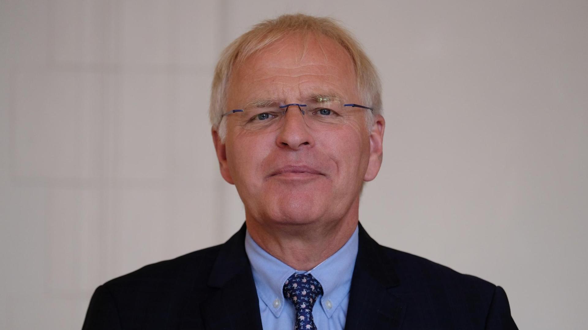 Reinhard Sager lächelt in einer Nahaufnahme in die Kamera. Reinhard Sager lächelt in einer Nahaufnahme in die Kamera.