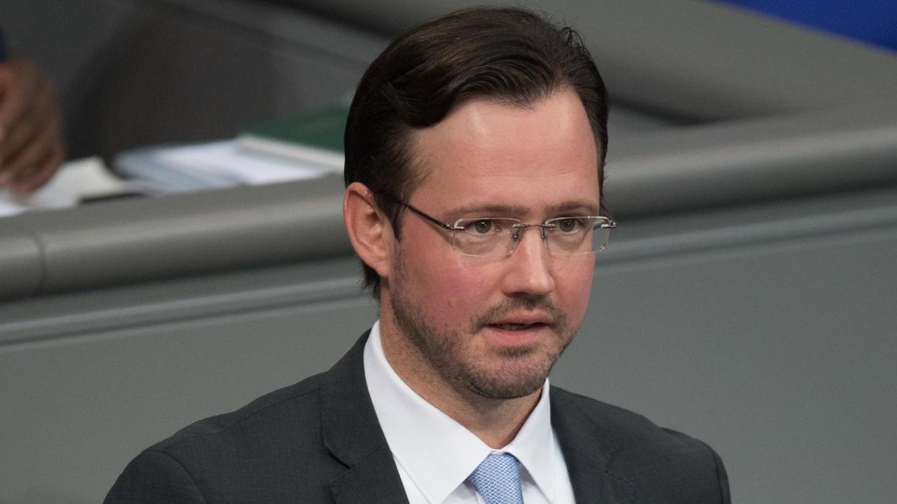 Dirk Wiese spricht im November 2018 im Bundestag