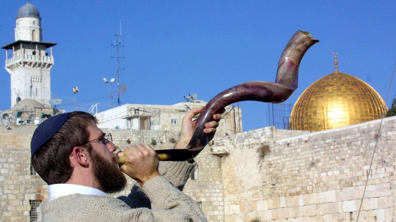 Ein ultra-orthodoxer Jude spielt am 27.12.2000 bei einer Demonstration vor der Klagemauer in Alt-Jerusalem auf einer Schofar, einem traditionellen jüdischen Horn. 