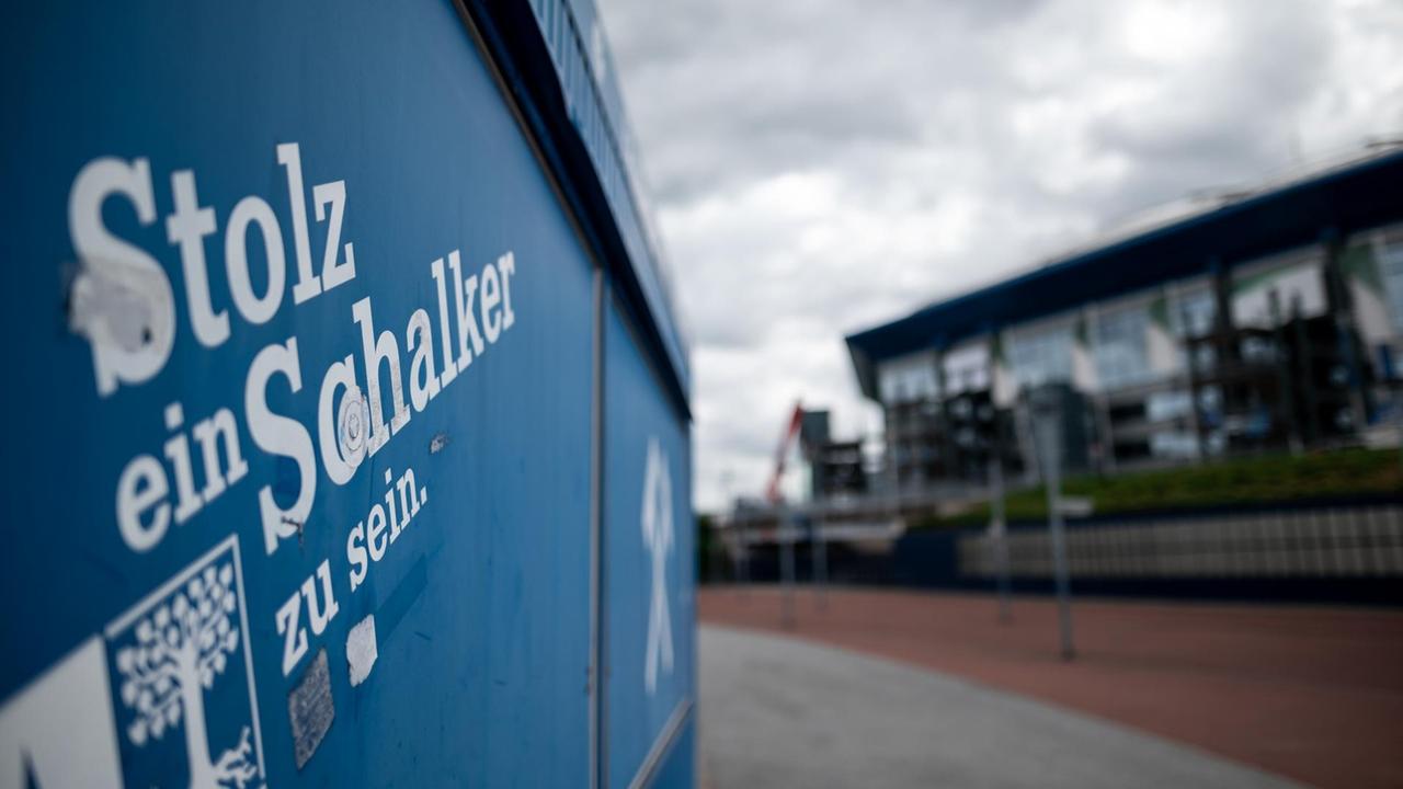 Auf einem Kassenhaus vor der Veltins-Arena in Gelsenkirchen steht "Stolz ein Schalker zu sein".