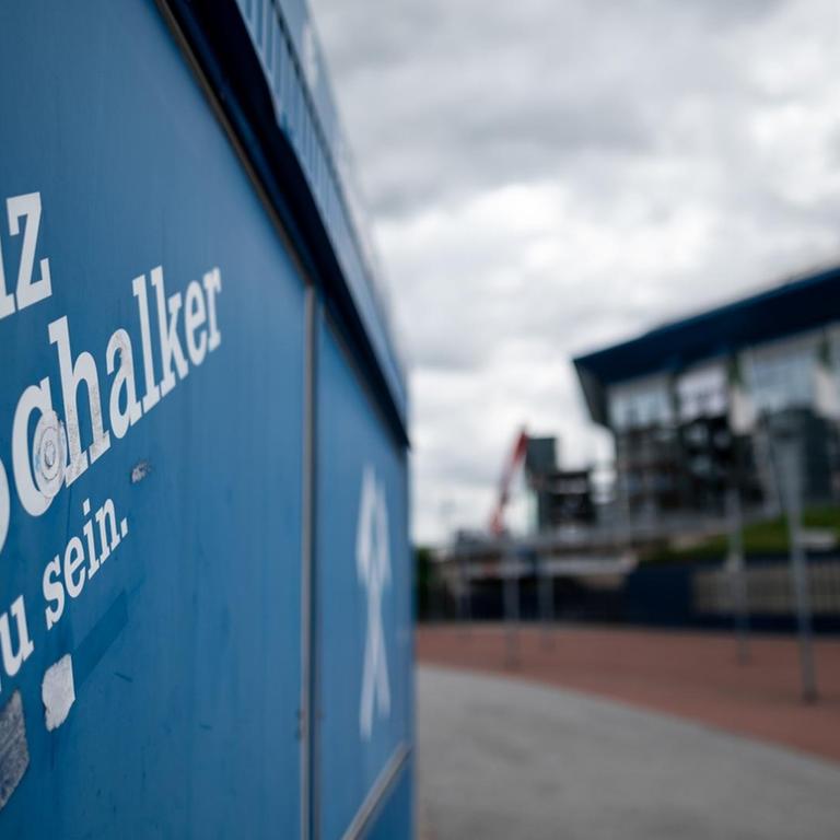 Auf einem Kassenhaus vor der Veltins-Arena in Gelsenkirchen steht "Stolz ein Schalker zu sein".