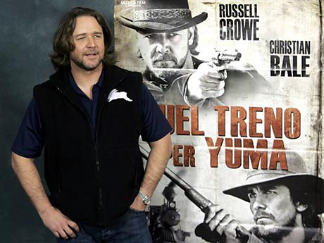 Filmschauspieler Russell Crowe vor einem PLakat zu "Todeszug Nach Yuma"