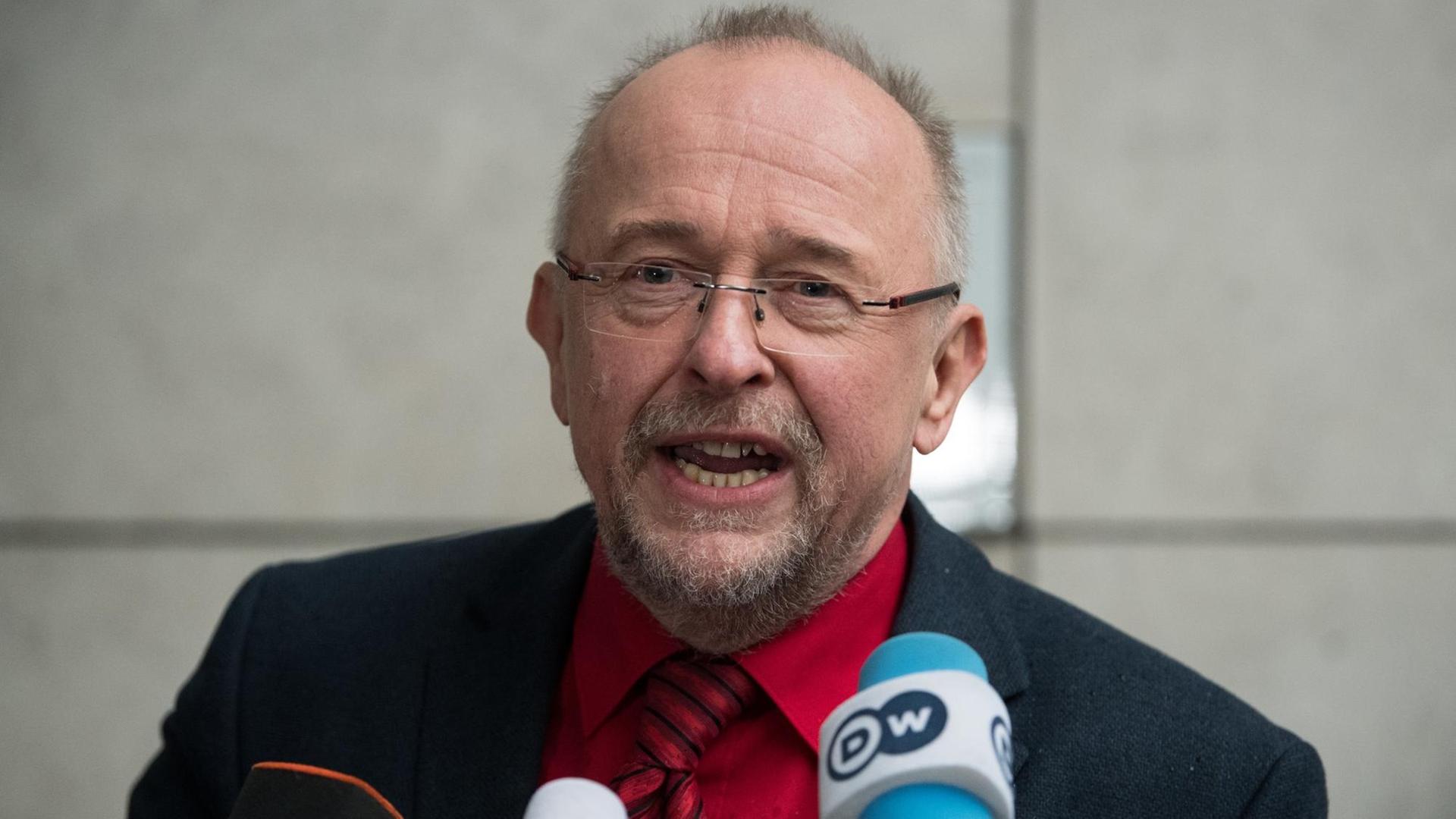 Der stellvertretende Fraktionsvorsitzende der SPD im Bundestag, Axel Schäfer, spricht vor Mikrofonen.