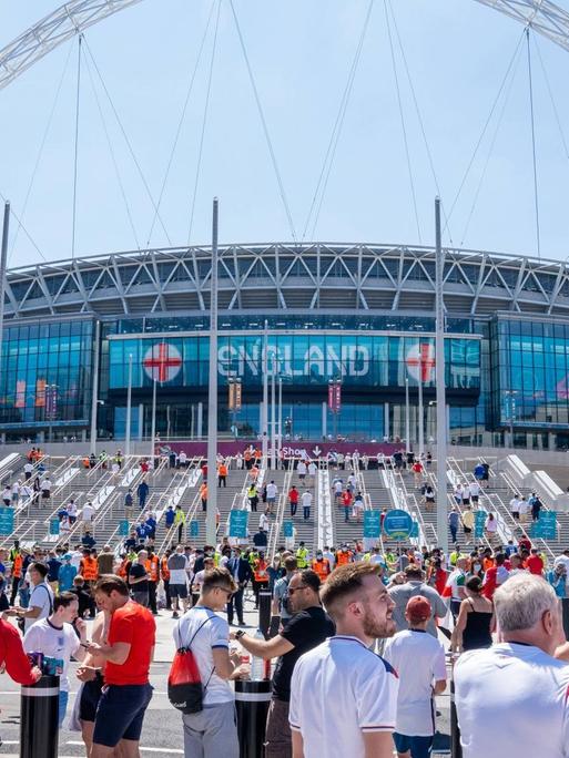 England Fans England fans on Wembley Way before their UEFA EURO, EM, Europameisterschaft,Fussball 2020 Group D match against Croatia at Wembley Stadium, London PUBLICATIONxNOTxINxUKxCHN Copyright: xStuartxGarneysx FIL-15608-0027
