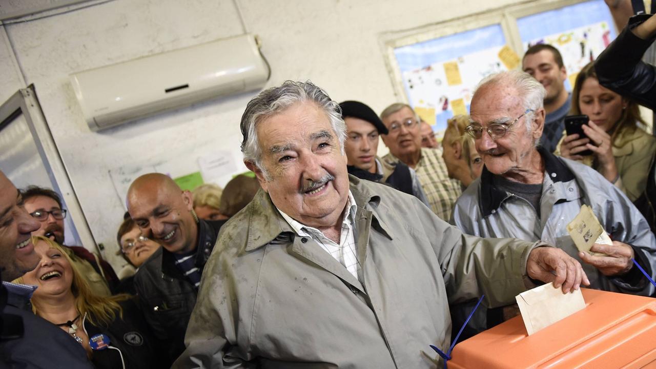 Uruguays Präsident José Mujica gibt am 30. November 2014 seine Stimme in einem Wahllokal in der Hauptstadt Montevideo ab. Gewählt wurde sein Nachfolger, Tabaré Vázquez.