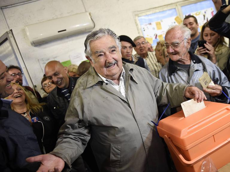 Uruguays Präsident José Mujica gibt am 30. November 2014 seine Stimme in einem Wahllokal in der Hauptstadt Montevideo ab. Gewählt wurde sein Nachfolger, Tabaré Vázquez.