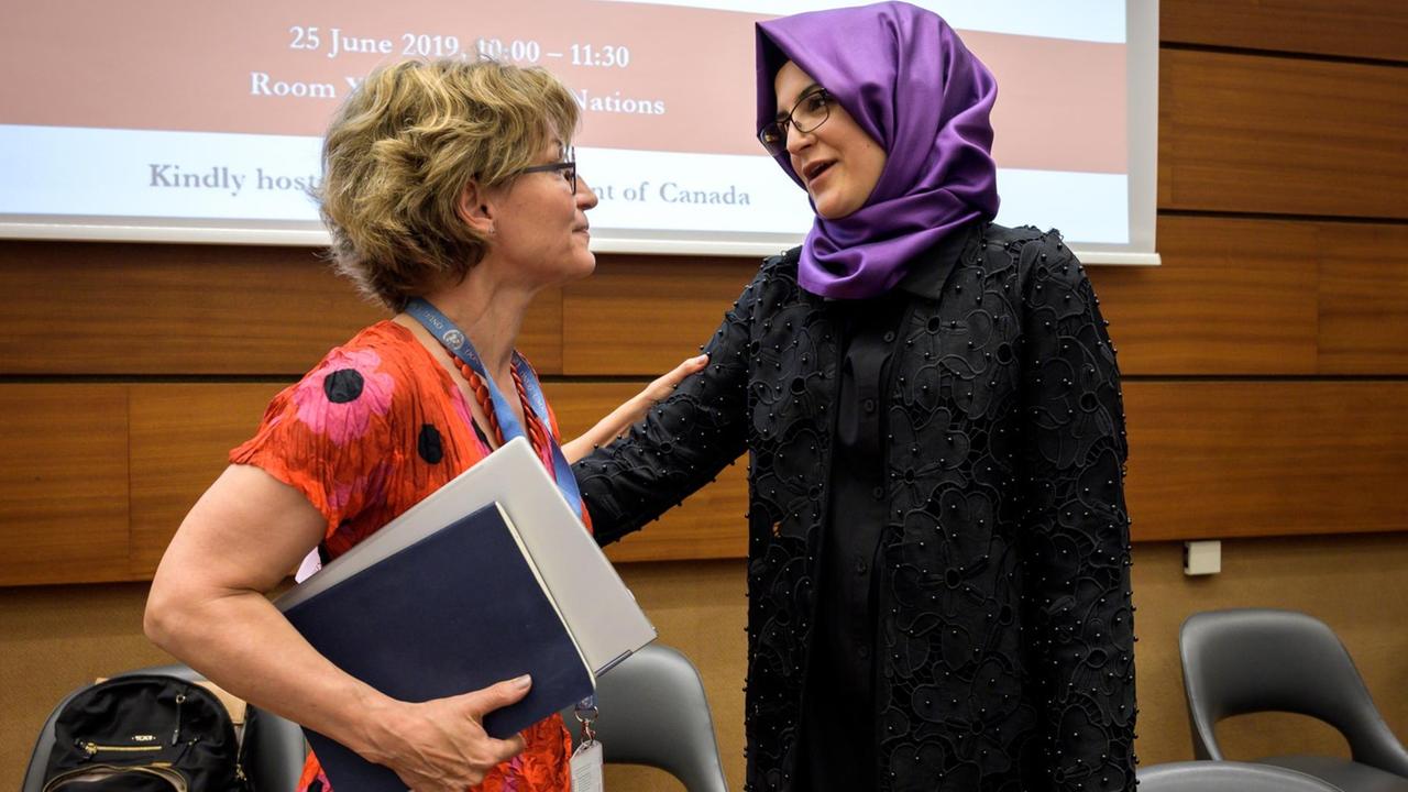 UNO-Sonderberichterstatterin Agnès Callamard (links) bei einem Treffen mit Hatice Cengiz, Verlobte des ermordeten Journalisten Jamal Khashoggi