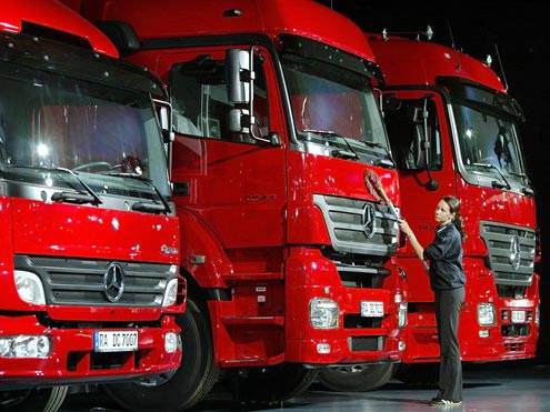 Eine Mitarbeiterin reinigt in einer Halle der 60. Internationalen Automobil-Ausstellung für Nutzfahrzeuge in Hannover die Frontseite des LKW Axor von DaimlerChrysler Eine Mitarbeiterin reinigt in einer Halle der 60. Internationalen Automobil-Ausstellung für Nutzfahrzeuge in Hannover die Frontseite des LKW Axor von DaimlerChrysler