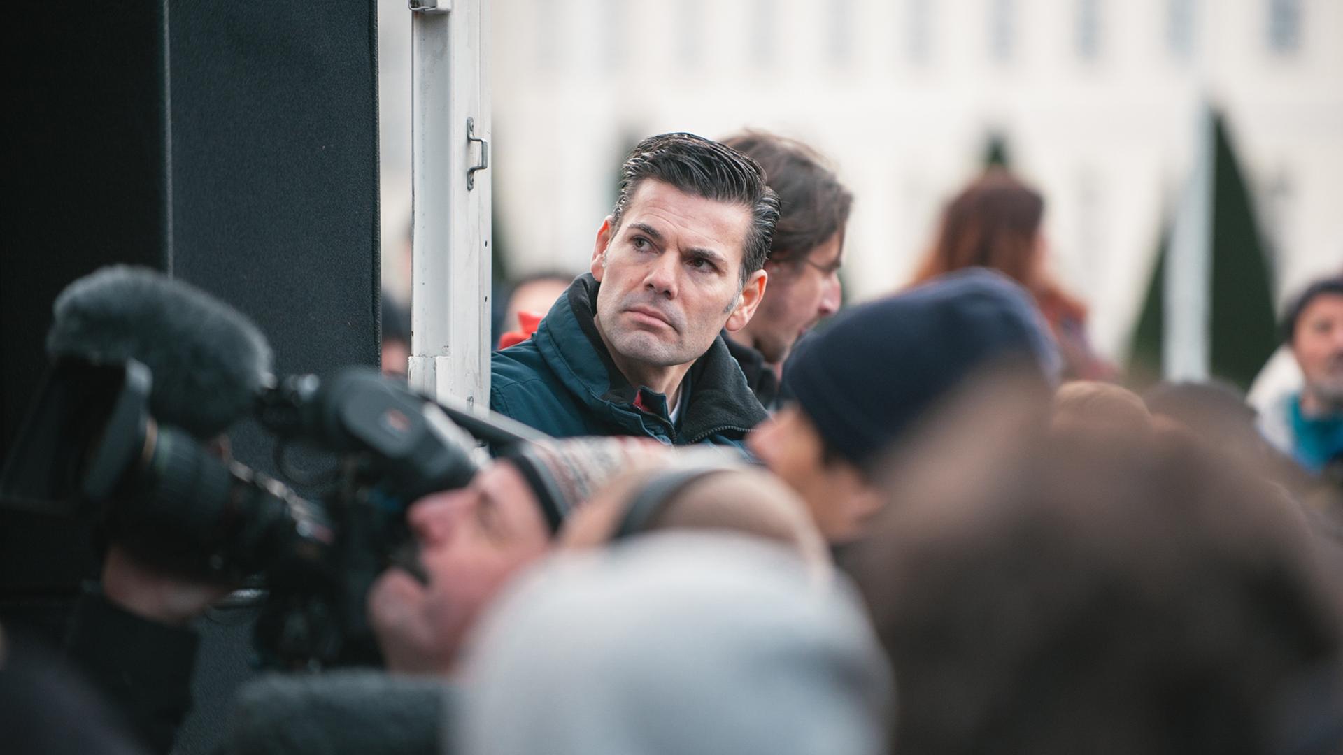 Ex-Moderator Ken Jebsen (M), aufgenommen 2014 vor dem Schloss Bellevue in Berlin bei einer Demonstration unter dem Motto "Verantwortung für unser Land heißt: Nein zu Krieg und Konfrontation"