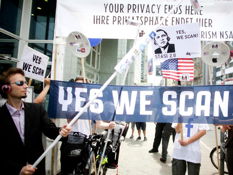 Demonstranten protestieren im Juni 2013 gegen die US-amerikanische Überwachung