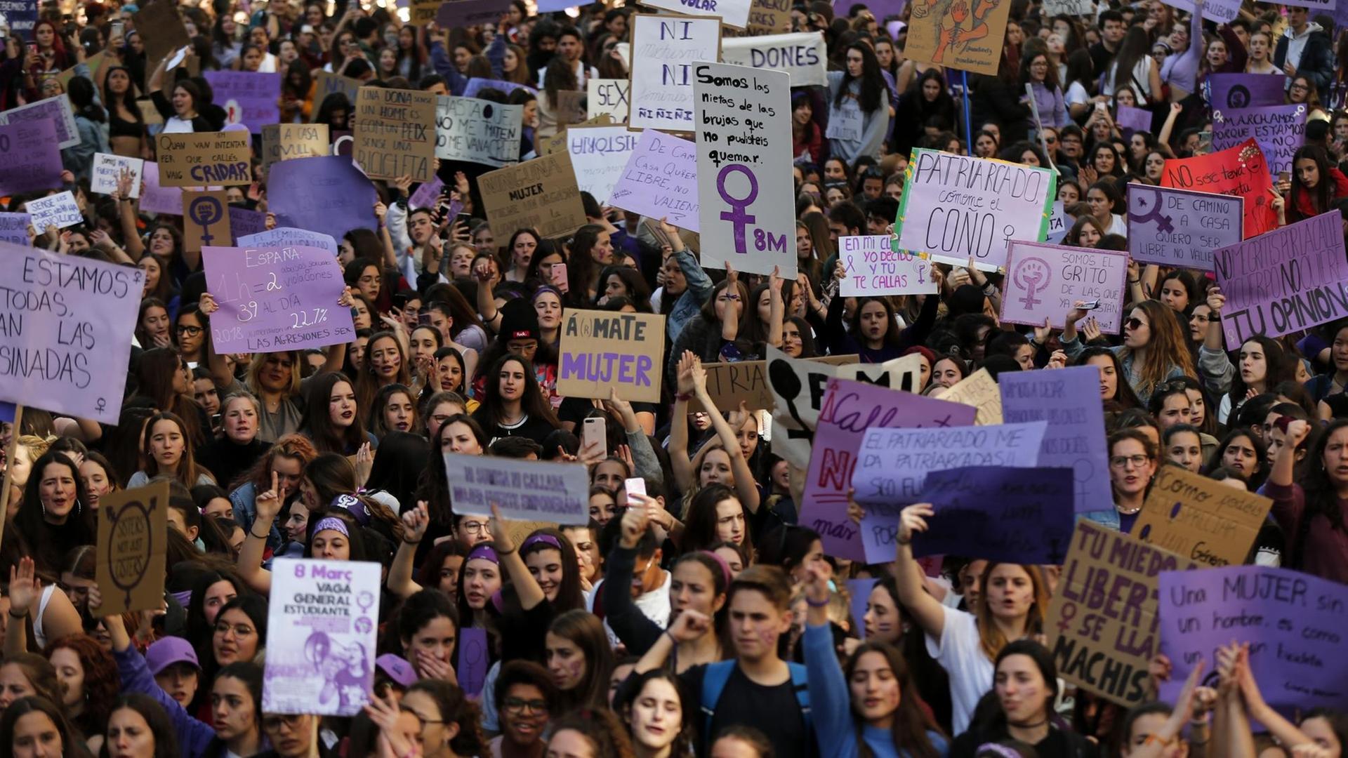 Frauen in Barcelona kritisieren auf einer Demonstration sexuelle Gewalt und Benachteiligung.