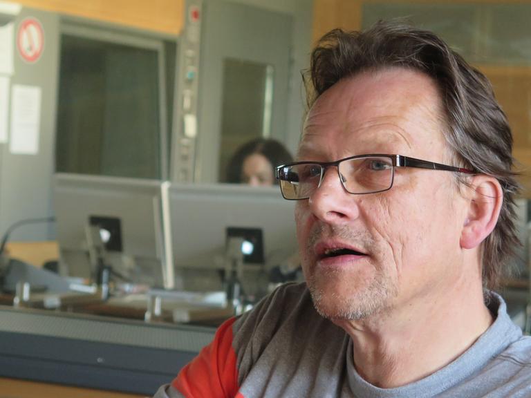 Der Buchautor Bernhard Kegel im Studio von Deutschlandradio Kultur.