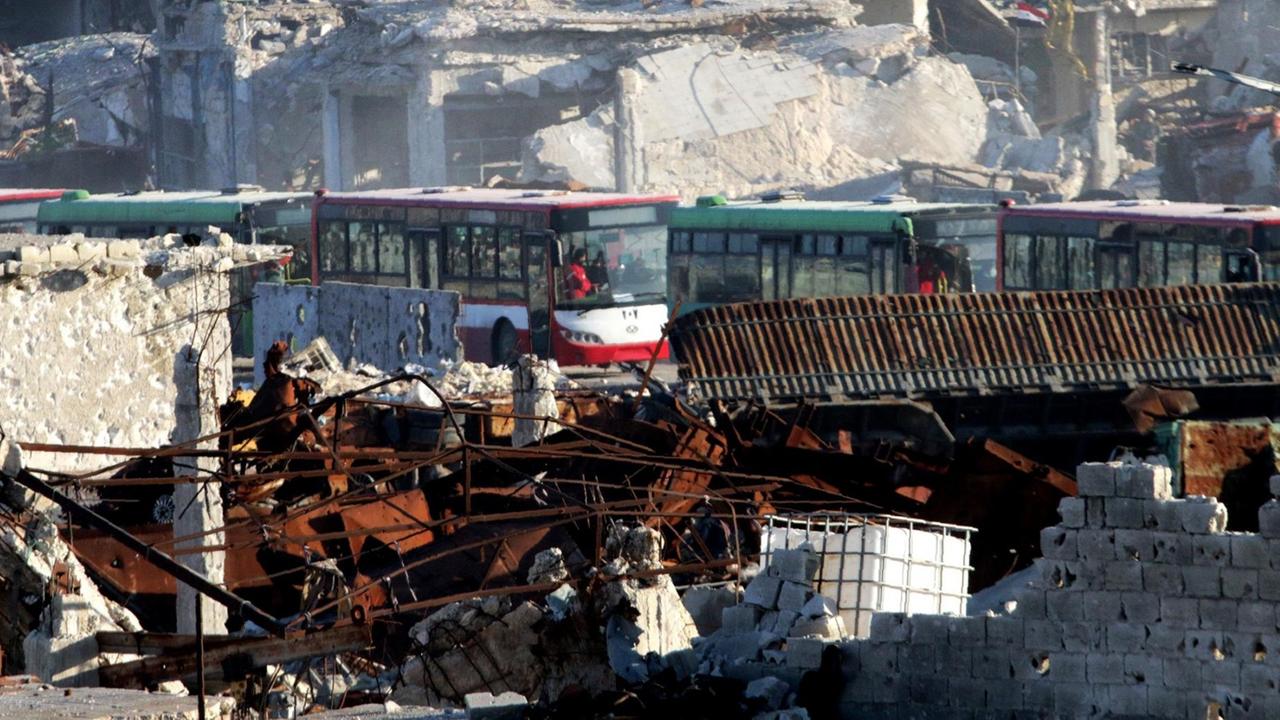 Busse sollen Rebellen und Zivilisten aus Ost-Aleppo bringen (18.12.2016).