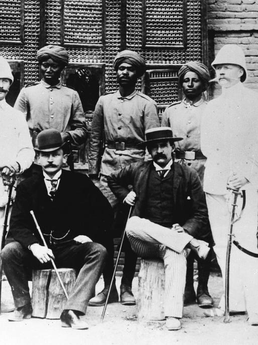 Die Wissmanntruppe 1889 in Ostafrika, links sitzend Hermann Wissmann, deutscher Afrikaforscher und Reichskommissar für Deutsch-Ostafrika.