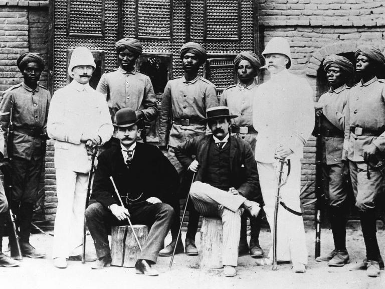 Die Wissmanntruppe 1889 in Ostafrika, links sitzend Hermann Wissmann, deutscher Afrikaforscher und Reichskommissar für Deutsch-Ostafrika.
