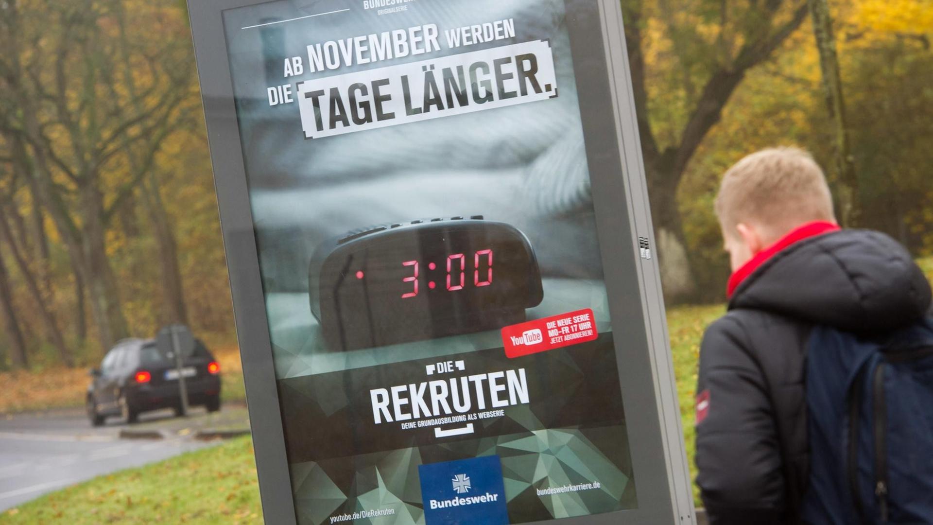 Ein Plakat der Bundeswehr zeigt einen Wecker um 3 Uhr morgens mit der Überschrift "Ab November werden die Tage länger"