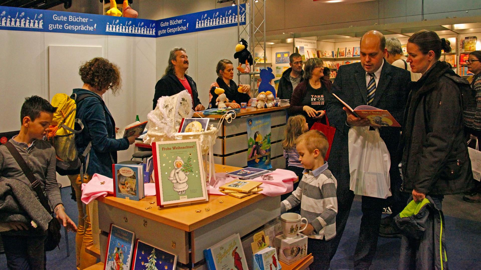 Frankfurt am Main, Buchmesse 2013, Halle 3.1, zahlreiche Messebesucher stöbern in den ausgestellten Kinder- und Jugendbüchern.