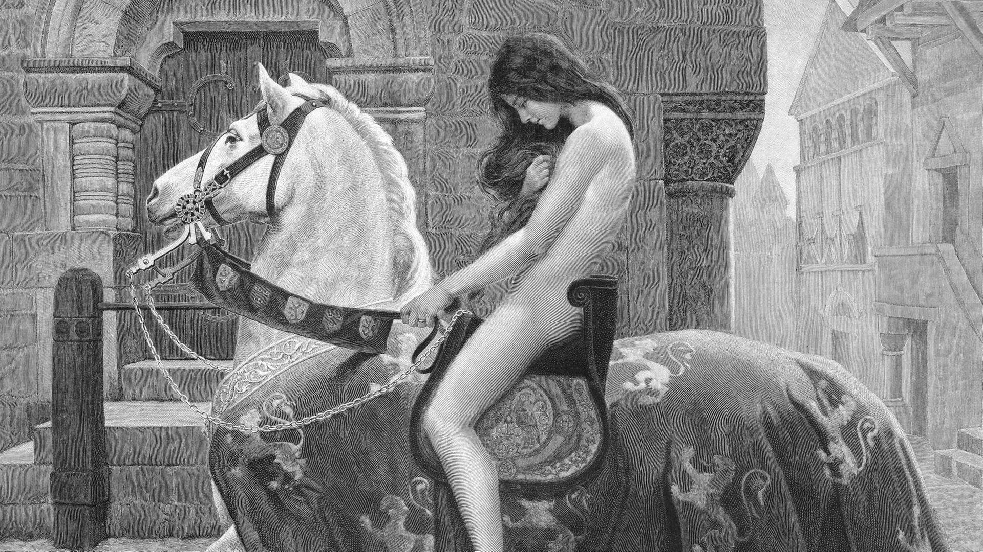 Eine junge, nackte Frau reitet ein eingekleidetes Pferd.