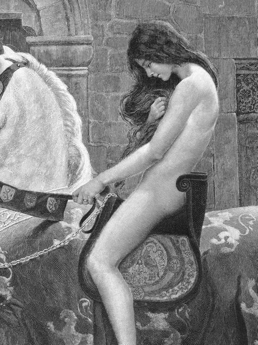 Eine junge, nackte Frau reitet ein eingekleidetes Pferd.