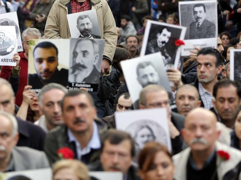Türken und Armenier halten am 24.04.2014 in Istanbul Schilder des ermordeten Journalisten Hrant Dink und anderer Opfer während der Gedenkfeier zum 99. Jahrestag der Massenmorde von Armeniern im Ottomanischen Reich.