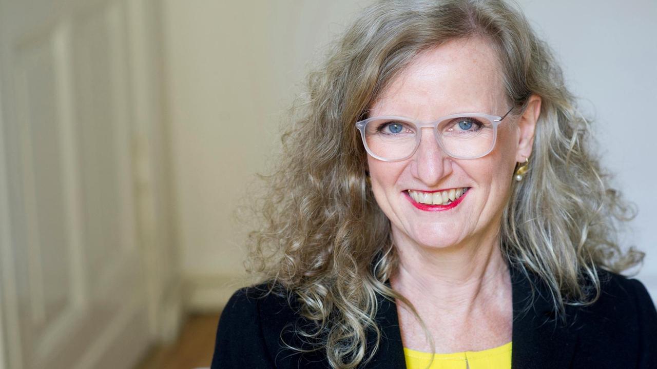 Renate Volbert posiert für ein Foto.