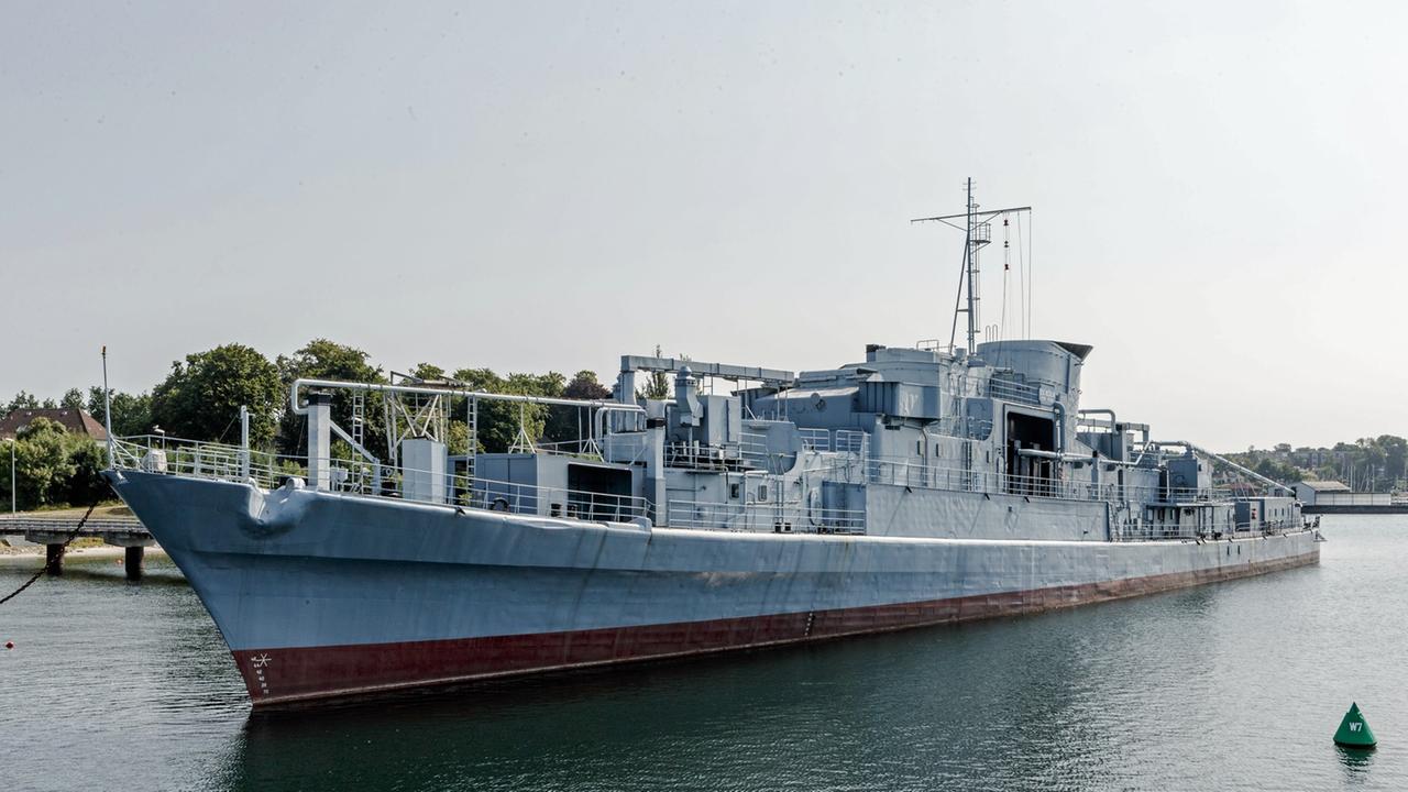 Die Ex-Fregatte "Köln" liegt am 15.07.2013 im Hafen von Neustadt (Schleswig-Holstein).
