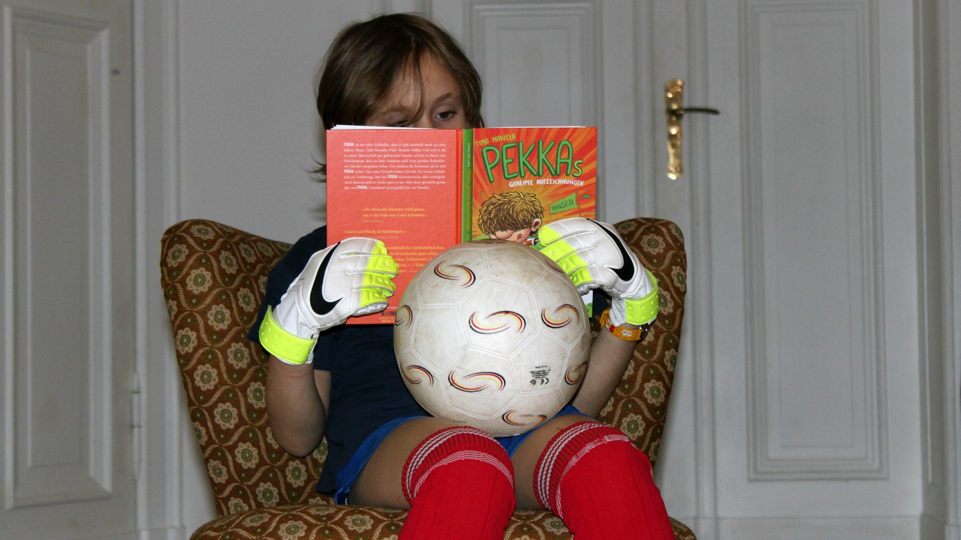 Die siebenjährige Luzie ist genauso ein großer Fußballfan wie Pekka in Timo Parvela neuem Kinderbuch.