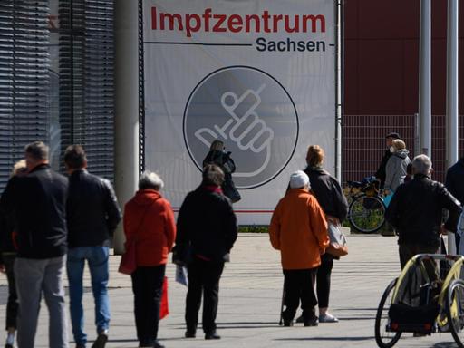 Bürgerinnen und Bürger warten vor dem Impfzentrum Sachsen an der Messe Dresden.