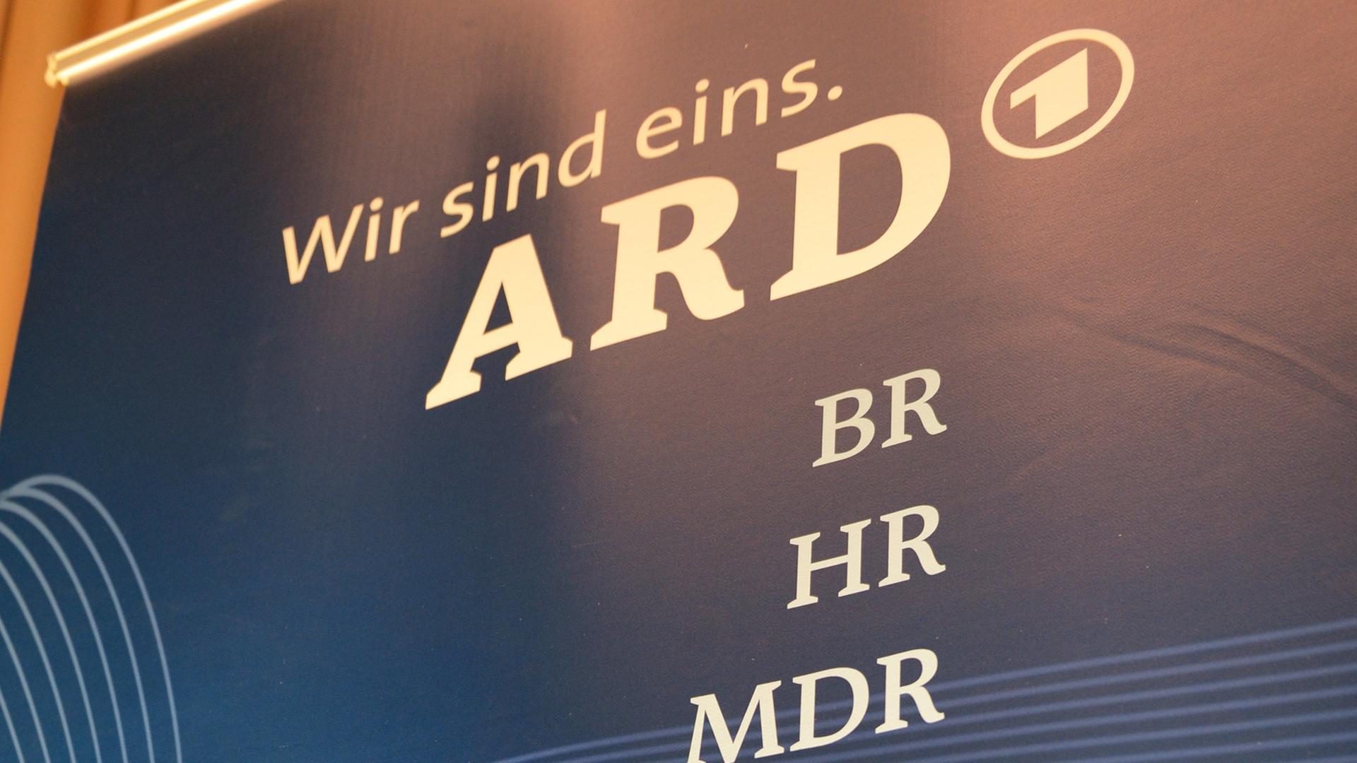 Ein Plakat mit dem Logo der ARD mit dem Zusatz "Wir sind eins." und den dazugehörenden ARD-Landesrundfunkanstalten.